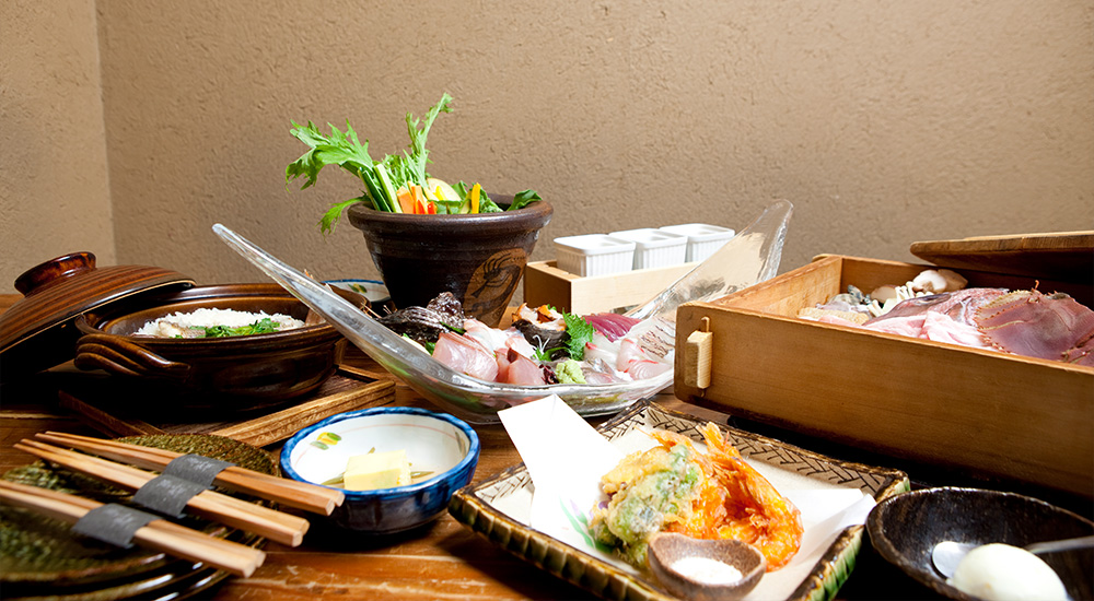 新鮮、旬の魚、地元の食材を使った料理と日本酒など豊富なドリンク｜山ぼうし